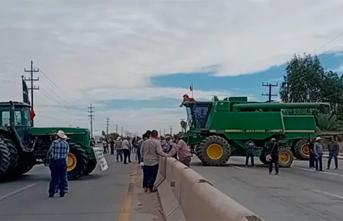 Productores agr&iacute;colas liberan circulaci&oacute;n en carretera Mexicali-R&iacute;o Colorado