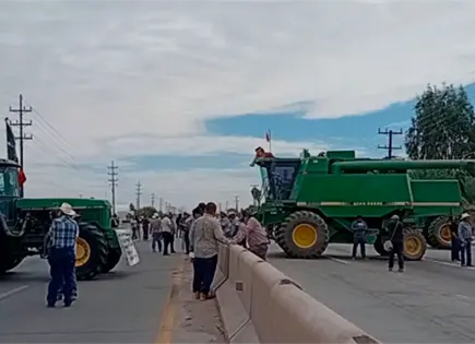Productores agr&iacute;colas liberan circulaci&oacute;n en carretera Mexicali-R&iacute;o Colorado