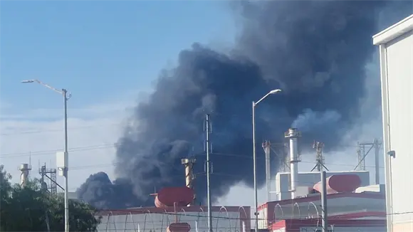 Arde empresa en Zona Industrial Arde empresa en Zona Industrial