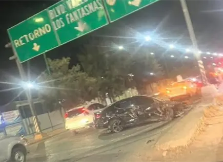Vuelca auto en carretera a Rioverde; p&eacute;rdida total
