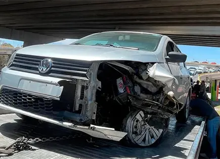 Auto se impacta contra contenci&oacute;n en el Distribuidor