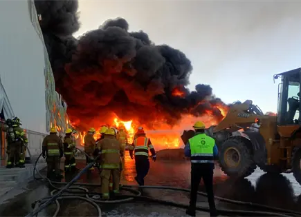 Controlan incendio en Pol&iacute;meros Nacionales; no hay lesionados
