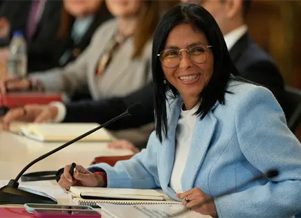 Delcy Rodr&iacute;guez pide paciencia y anuncia aumento salarial para trabajadores