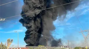 Descomunal incendio en la Zona Industrial
