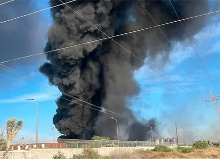 Descomunal incendio en la Zona Industrial