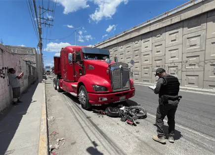 Motociclista muere arrollado por tr&aacute;iler en perif&eacute;rico norte