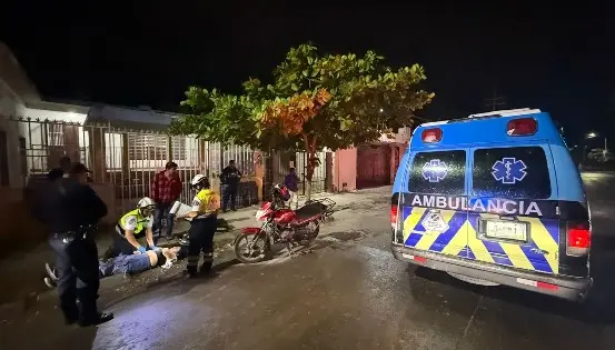 Motociclista resulta lesionada tras derrapar en Pedro Antonio Santos