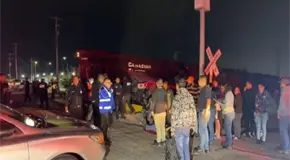 Tren embiste transporte de personal en Saltillo; hay un muerto