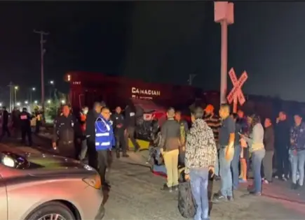 Tren embiste transporte de personal en Saltillo; hay un muerto Tren embiste transporte de personal en Saltillo; hay un muerto