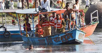 Accidente en bote tur&iacute;stico en r&iacute;o Yamuna, India
