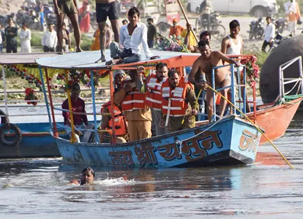 Accidente en bote tur&iacute;stico en r&iacute;o Yamuna, India