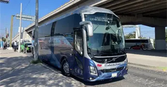 Autob&uacute;s se pasa el alto y choca contra camioneta en carretera 57