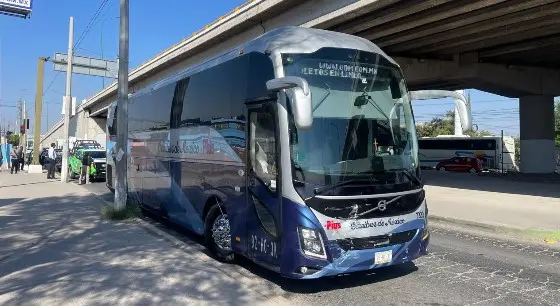 Autob&uacute;s se pasa el alto y choca contra camioneta en carretera 57