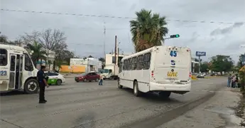 Autob&uacute;s urbano invade carril y choca contra camioneta