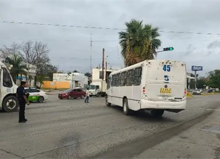 Autob&uacute;s urbano invade carril y choca contra camioneta