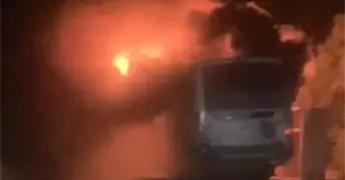 Cami&oacute;n de transporte de personal se incendia tras chocar contra poste