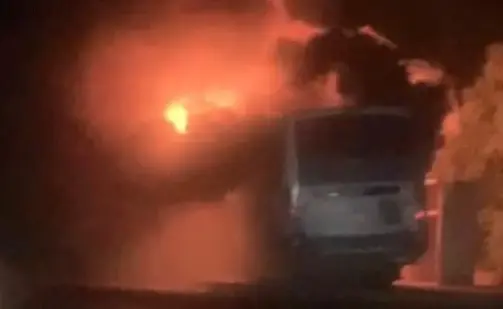 Cami&oacute;n de transporte de personal se incendia tras chocar contra poste