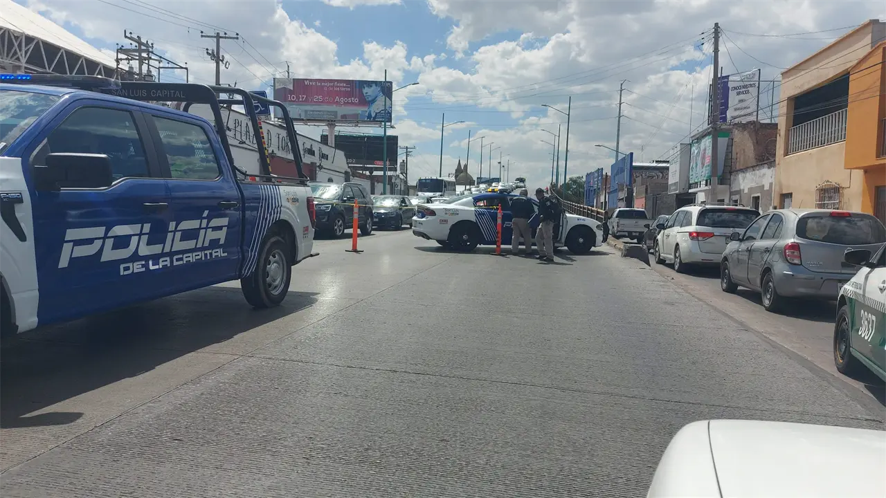 Caos en el Centro: vecinos bloquean Alameda por drenaje colapsado