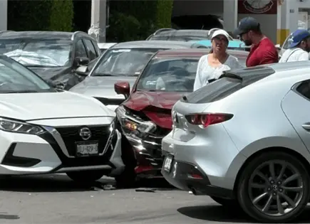 Choque frente a HEB genera caos vial en Fray Jos&eacute; de Arlegui