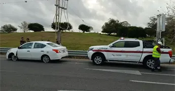 Conductor pierde el control y se estrella contra contenci&oacute;n