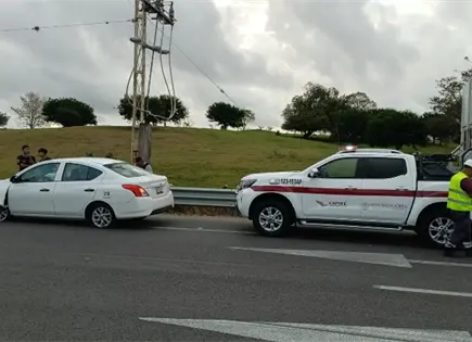 Conductor pierde el control y se estrella contra contenci&oacute;n