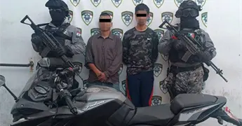 Detienen a dos hombres por motocicleta con placas sobrepuestas
