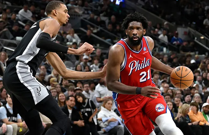 El pivot Joel Embiid es operado de apendicitis