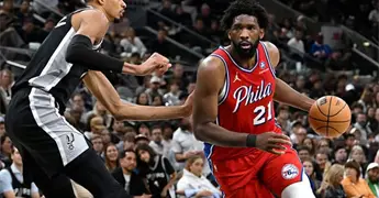 El pivot Joel Embiid es operado de apendicitis