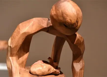 Escultura en mezquite de Ram&oacute;n V&aacute;zquez