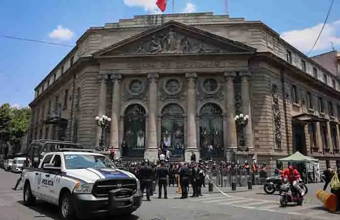 Irrumpen con Congreso capitalino