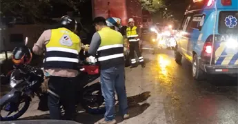 Motociclista derrapa y resulta lesionado cerca de Soriana Valle Alto