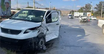 Peugeot y Ranger chocan en Eje 114; un lesionado leve