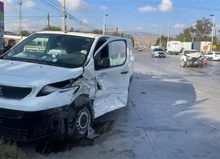 Peugeot y Ranger chocan en Eje 114; un lesionado leve