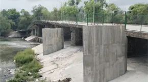 Puente peatonal a medias, obra dicen terminada