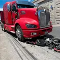 Trailero se pasa el alto y mata a joven motociclista