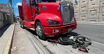 Trailero se pasa el alto y mata a joven motociclista