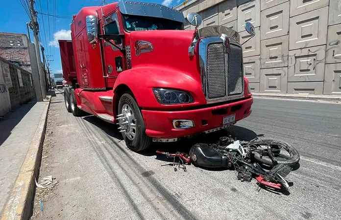 Trailero se pasa el alto y mata a joven motociclista Trailero se pasa el alto y mata a joven motociclista