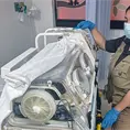 Trasladan a bebé en una incubadora