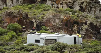 Un muerto y 27 heridos al caer un autob&uacute;s tur&iacute;stico a barranco en Islas Canarias