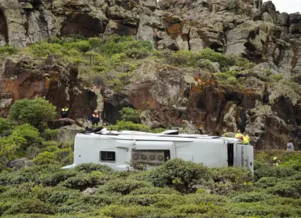 Un muerto y 27 heridos al caer un autob&uacute;s tur&iacute;stico a barranco en Islas Canarias