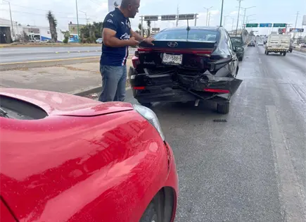 Carambola en la 57 deja solo daños materiales