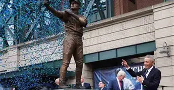 Estatua de Ichiro Susuki se rompe al develarla