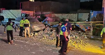 Explosi&oacute;n deja a persona atrapada entre escombros en La Constanza