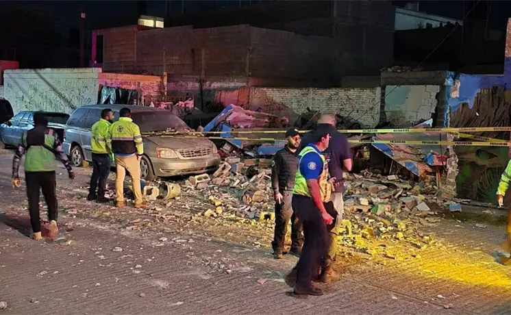 Explosión deja a persona atrapada entre escombros en La Constanza Explosión deja a persona atrapada entre escombros en La Constanza