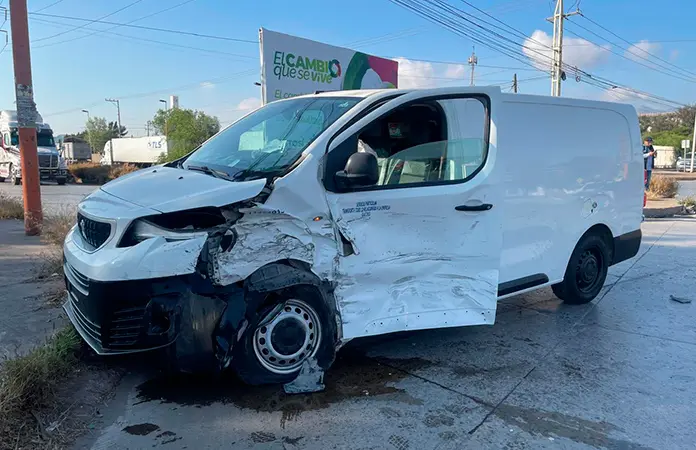 Impactan dos camionetas en la ZI