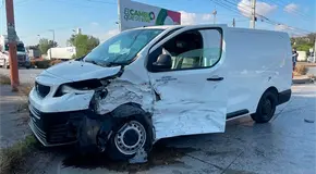 Impactan dos camionetas en la ZI