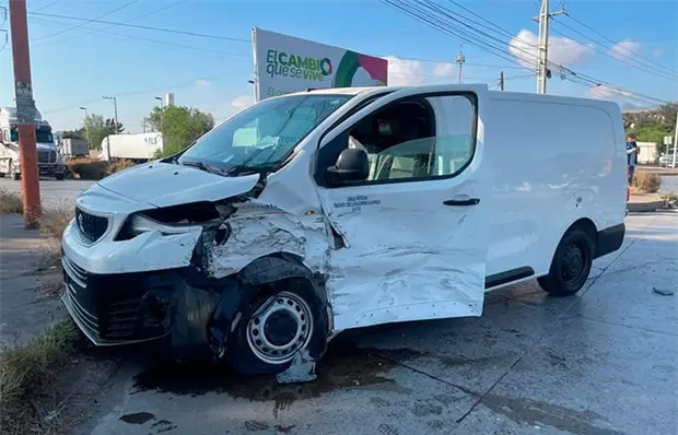 Impactan dos camionetas en la ZI