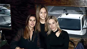 JESSICA FESTEJA ENTRE AMIGOS