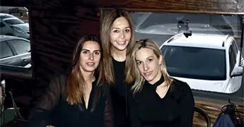 JESSICA FESTEJA ENTRE AMIGOS