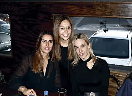 JESSICA FESTEJA ENTRE AMIGOS